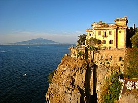 La côte escarpée de Sant'Agnello, avec le Vésuve en arrière-plan