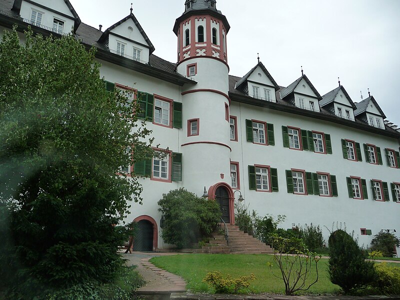 File:Schloss Schönberg Innenhof Hauptgebäude.JPG