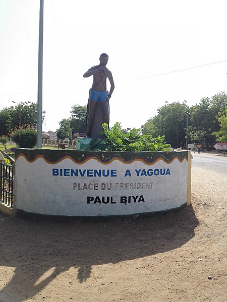 File:Sculpture Carrefour Hopital Yagoua.jpg