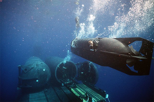 A Seal Delivery Vehicle maneuvers into a drydeck on the submarine USS Kamehameha