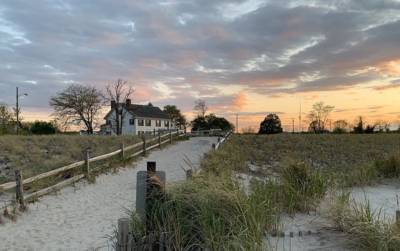 File:Seabrook-Wilson House with an evening backdrop.jpg