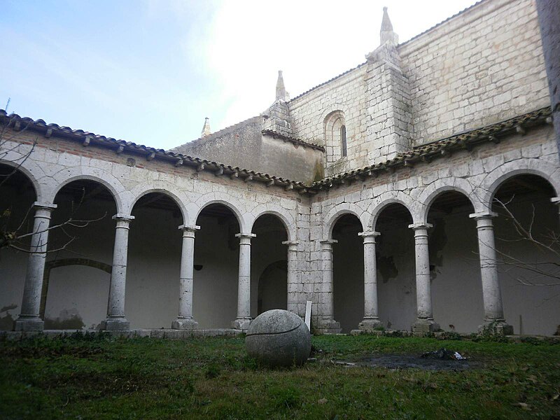 File:Simancas - Iglesia de El Salvador, claustro 07.jpg