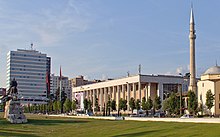 Skanderbeg-Platz mit Oper, Kulturzentrum und Nationalbibliothek, Reiterstandbild Fürst Skanderbeg und Et’hem-Bey-Moschee (2014)