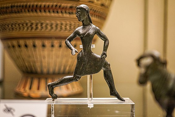 Figura de bronze d'una noia espartana corrent vestida amb un quitó