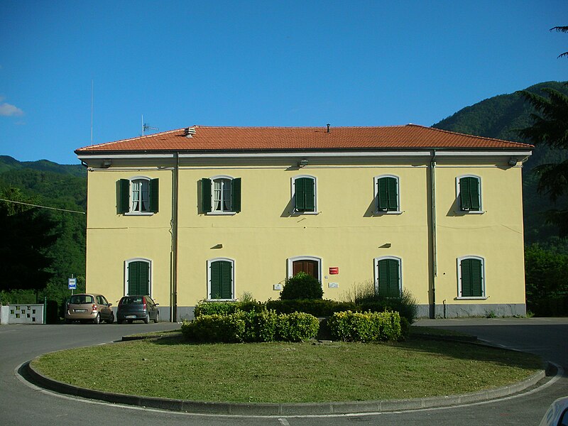 File:Stazione Borgo a Mozzano.jpg