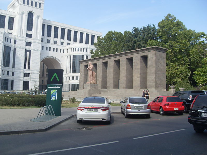 File:Stepan Shahumyan Monument, Yerevan 22.JPG