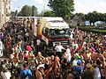 An der Streetparade strömen die Raver durch die Straßen.