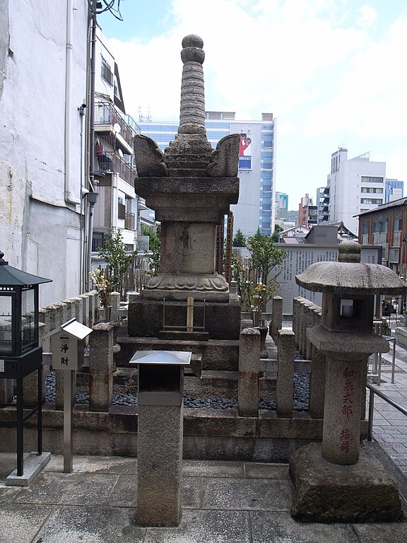 File:Stupa of Izumi Shikibu by matsuyuki in Kyoto.jpg - Wikimedia