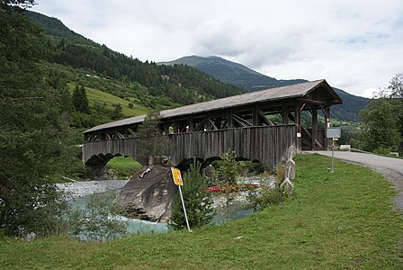 überdachte Holzbrücke in Sur En, Sent, a timber bridge