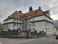 Schule und Turnhalle, Trinkwasserbrunnen sowie Hof- und Gehwegpflasterung