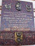 Tablica, upamiętniająca podróże kolejowe Józefa Piłsudskiego do Wilna