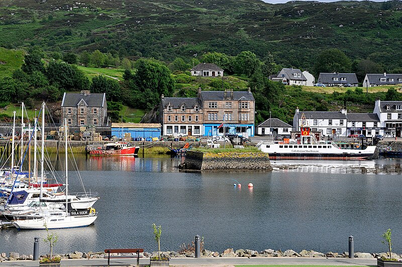 File:Tarbert Harbour - geograph.org.uk - 4042997.jpg