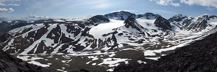 Панорама долины Тарфала[швед.]. В центре изображения Кебнекайсе — самая высокая гора Швеции