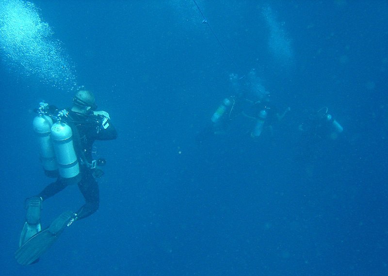 File:Tech diving decompression stop.jpg