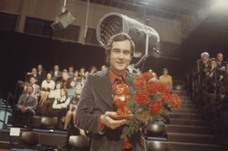 Kurt Felix mit Teleboy-Spardose und Blumen für die Teilnehmer (1974)