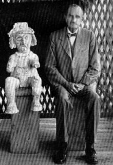 Томас Ґанн з ідолом, якого він знайшов у Тулумі в 1920-ті роки