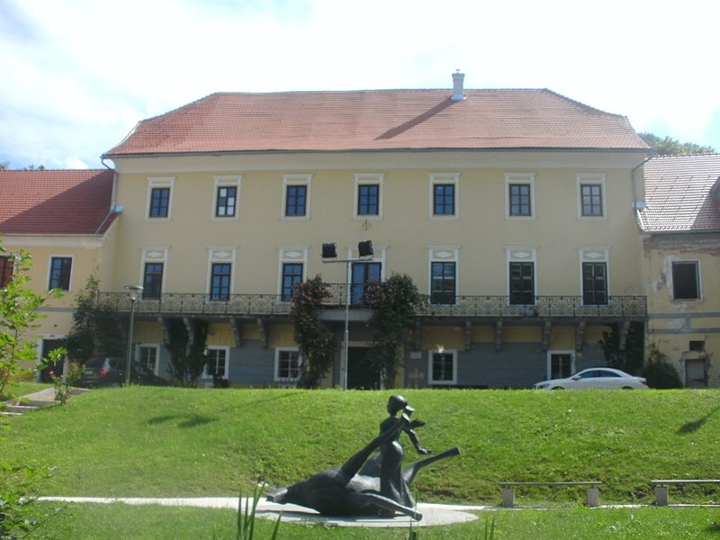 File:Trebnik dvorec1.jpg