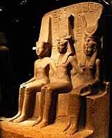 Άγαλμα του Ραμσή Β΄ με τον Άμμωνα και την Αθώρ