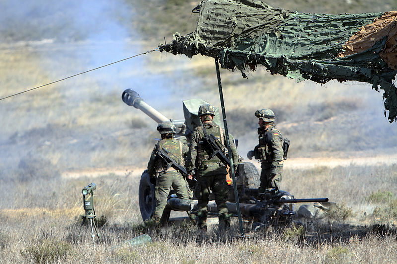File:Trident Juncture 2015 - Personnel of the Spanish 7th Airborne Field Artillery division prepare a Howitzer for live firing. (21805493164).jpg