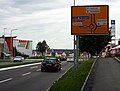 Einfahrt in den Turbokreisverkehr Heininger Straße/Holzheimer Straße in Göppingen von Süden, Beschilderung des Kreisverkehrs