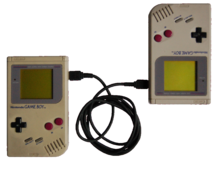 Deux Game Boys reliés par un câble Game Link.