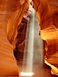 Zonlicht valt in de Antelope Canyon in Arizona