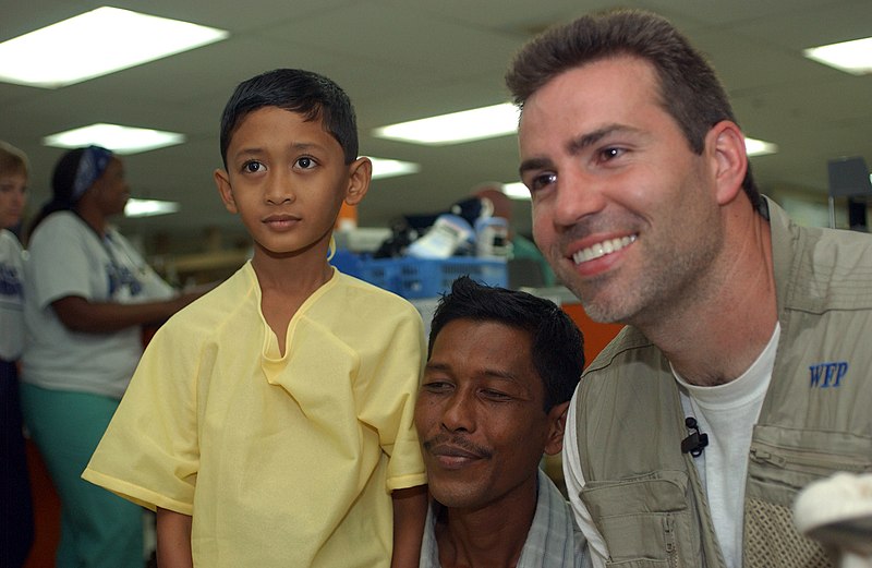 File:US Navy 050212-N-6504N-007 New York Giants quarterback Kurt Warner poses for a photo with an Indonesian boy and a member of his family aboard the Military Sealift Command (MSC) hospital ship USNS Mercy (T-AH 19).jpg