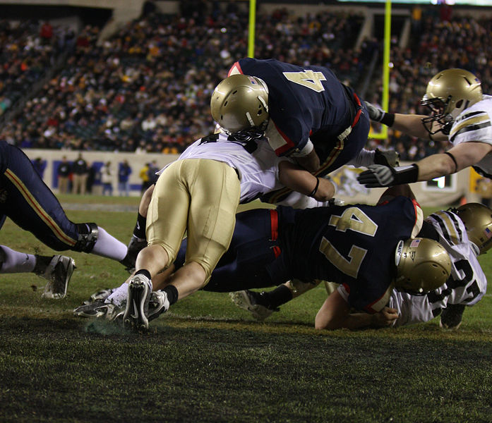 File:US Navy 091212-N-3066M-003 Navy quarterback Ricky Dobbs scores the second Navy touchdown in the 4th quarter during the 110th Army-Navy college football game.jpg