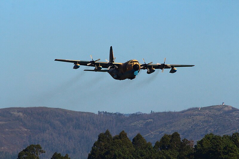 File:Un KC-130H Hércules en el Aeropuerto de Vigo (33189187228).jpg