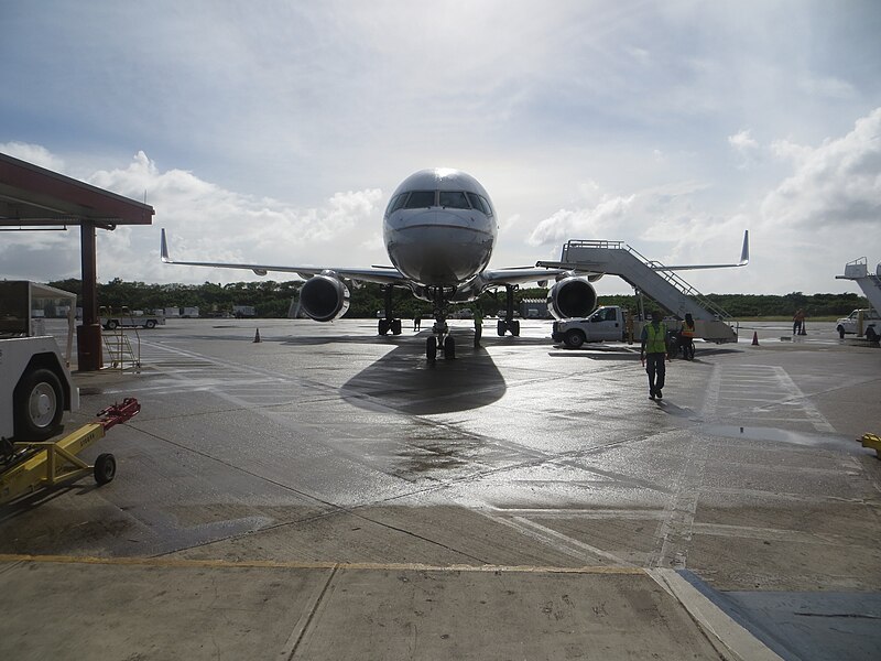 File:United Airlines N33103 at STT, Dec 2016.jpg