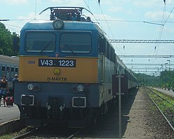 Egy MÁV V43-as mozdony Szeged állomáson. A mozdony elején jól látható a MÁV-TRAKCIÓ-ra utaló felirat