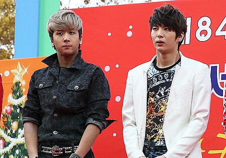 ไฟล์:VIXX LR at The Salvation Army Kettle Appeal Opening Ceremony in South Korea, in November 2012 01.jpg