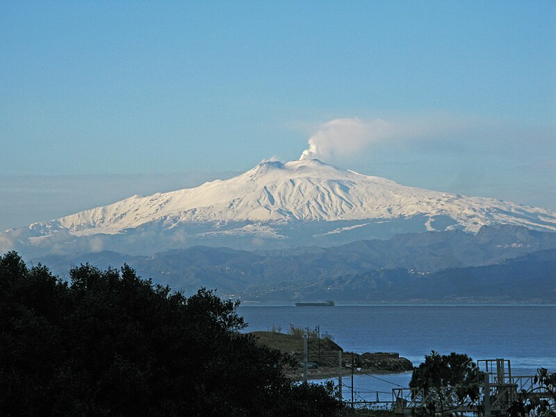 Պատկեր:View of Mount Etna from Reggio Calabria - Italy - 10 Feb. 2017 - (1).jpg