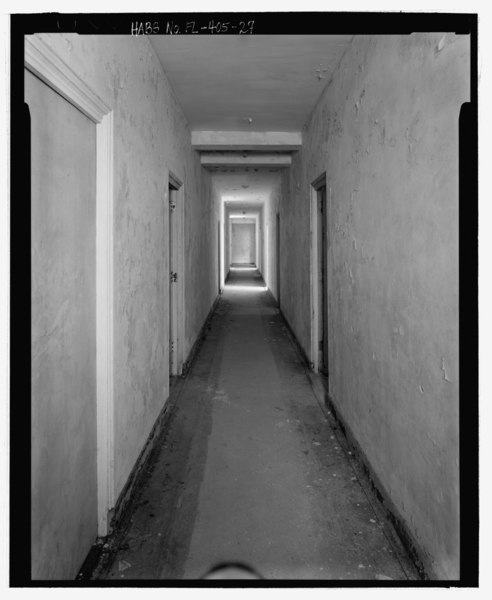 File:View of typical hotel corridor, northwest section of building, facing south - El Vernona-John Ringling Hotel, 111 North Tamiami Trail (U.S. Highway 41), Sarasota, Sarasota County, FL HABS FL-405-27.tif