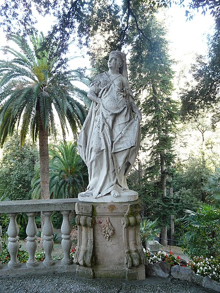 File:Villa Durazzo Centurione-statua3.jpg