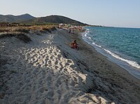 Un tratto di spiaggia particolarmente stretto e scosceso.