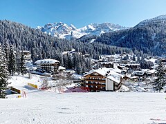 Nördliche Ortsrand mit der Brentagruppe im Hintergrund