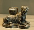 Statuette votive d'un chien, animal de Ninisinna/Gula, retrouvée à Girsu, début du IIe millénaire av. J.-C. ; musée du Louvre.