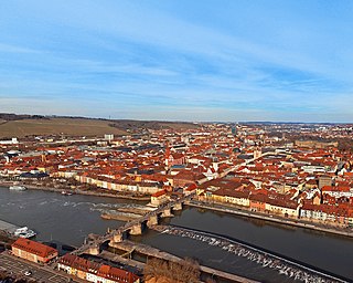 Der Würzburger Talkessel mit dem Fluss und den Höhen auf der Ostseite