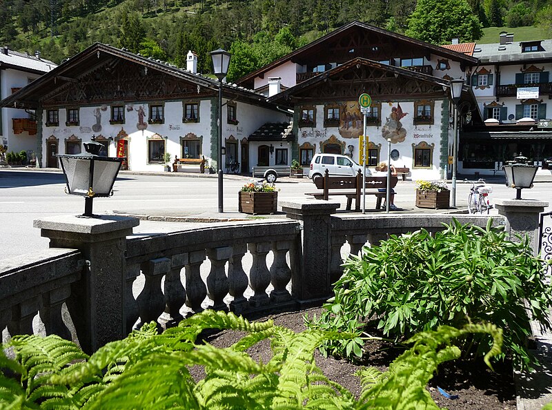 File:Wallgau Dorfplatz 2009.jpg