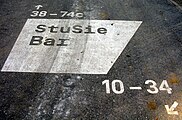 Studentensiedlung am Seepark in Freiburg-Betzenhausen, Wegweiser mit Hausnummern auf Asphalt bei der StuSie Bar