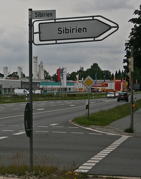 File:Wegweiser nach Sibirien-crop.JPG