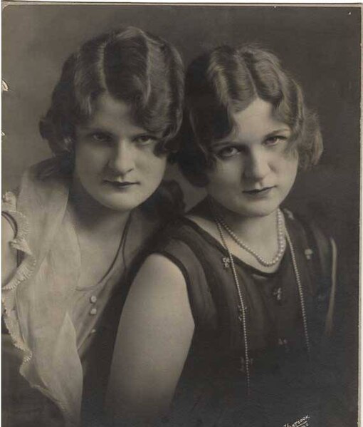 File:Wilma and Maxine Carr, ca 1927 (MOHAI 6970).jpg