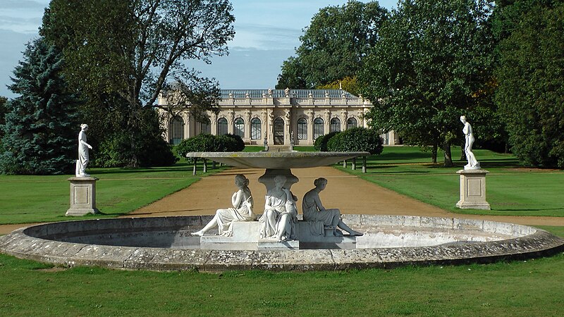 File:Wrest Park - Fountain and Pond - Orangery in the background.JPG