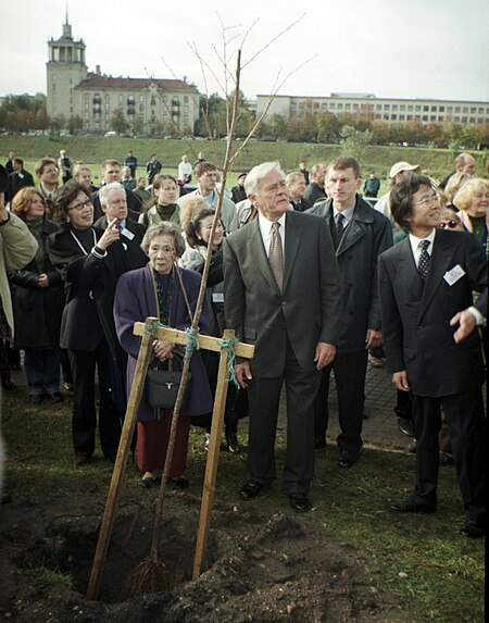 Tập_tin:Yukiko_Sugihara_and_Valdas_Adamkus_commemorating_memory_of_Chiune_Sugihara.jpg