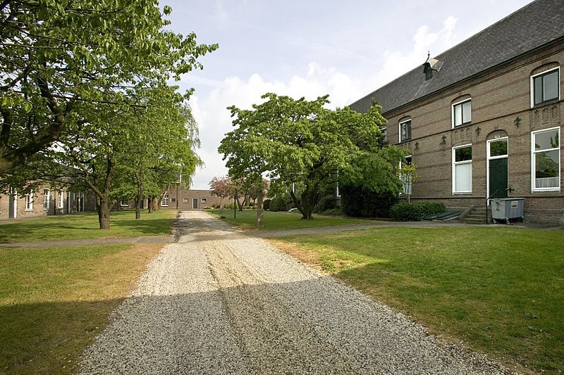 File:Zicht op de boerderij, links naast het kloostercomplex - Diepenveen - 20418723 - RCE.jpg
