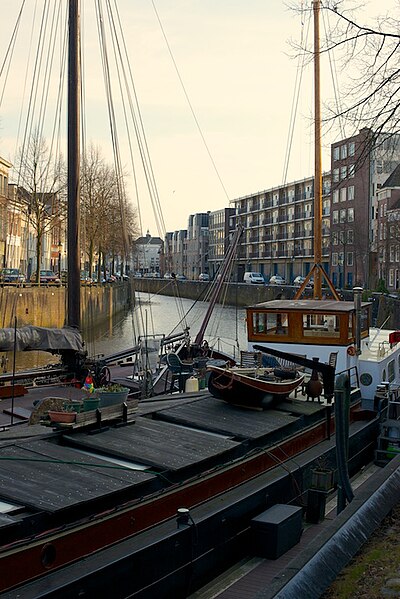 File:'s-Hertogenbosch, straatzicht Brede haven, bij schip.jpg