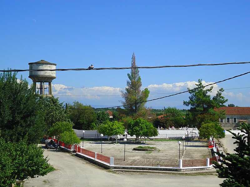 File:Μεγάλη πλατεία Γαβριάς, Άρτα.jpg