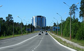 Blick auf ein mehrstöckiges Gebäude von einer Brücke über den Fluss Inguyagun, 2011