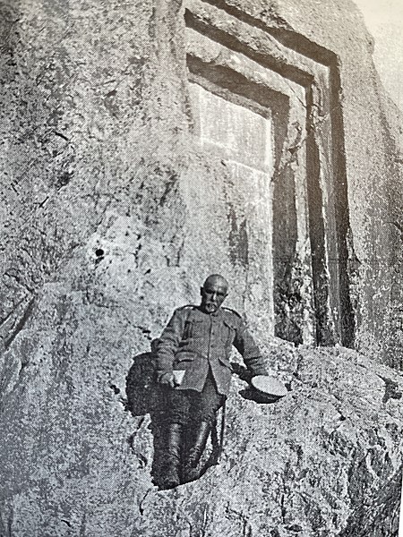 File:Генерал-майор А. Кулебякин перед «Дверью Мехера» (Ван, 1915).jpg